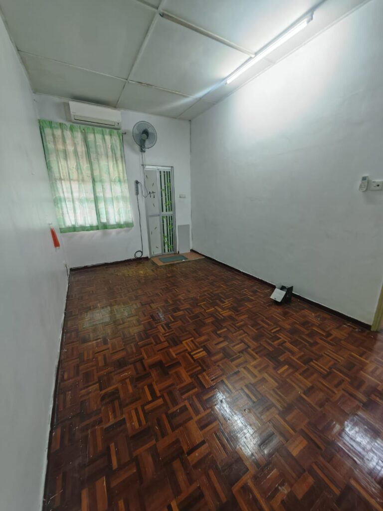 Below market price 2 storey terrace house for sale in Bandar Mahkota Cheras. Asking price: RM 550,000 (negotiable).