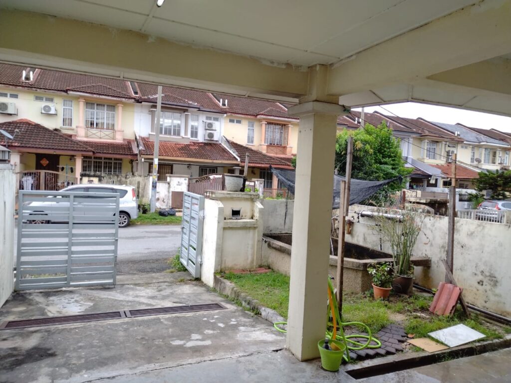 Below market price 2 storey terrace house for sale in Bandar Mahkota Cheras. Asking price: RM 550,000 (negotiable).