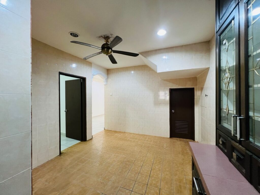 Fully Renovated 2-Storey House (20×65) @ Taman Pinggiran Saujana, Kajang. Asking price: RM 570K (nego)