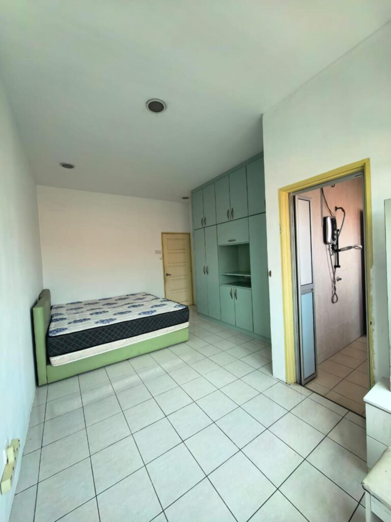 Super linked property (24×70) with well-maintained condition in Bandar Damai Perdana Cheras. Asking price: RM 1,200,000 (negotiable).