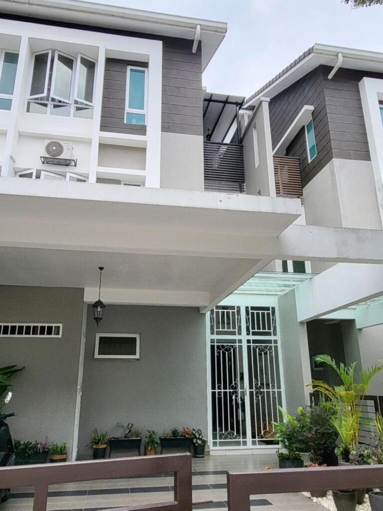 Fully furnished 3-storey terrace house (22×75) for sale in Jalan Semenyih Bandar Rinching. Asking price: RM 840,000