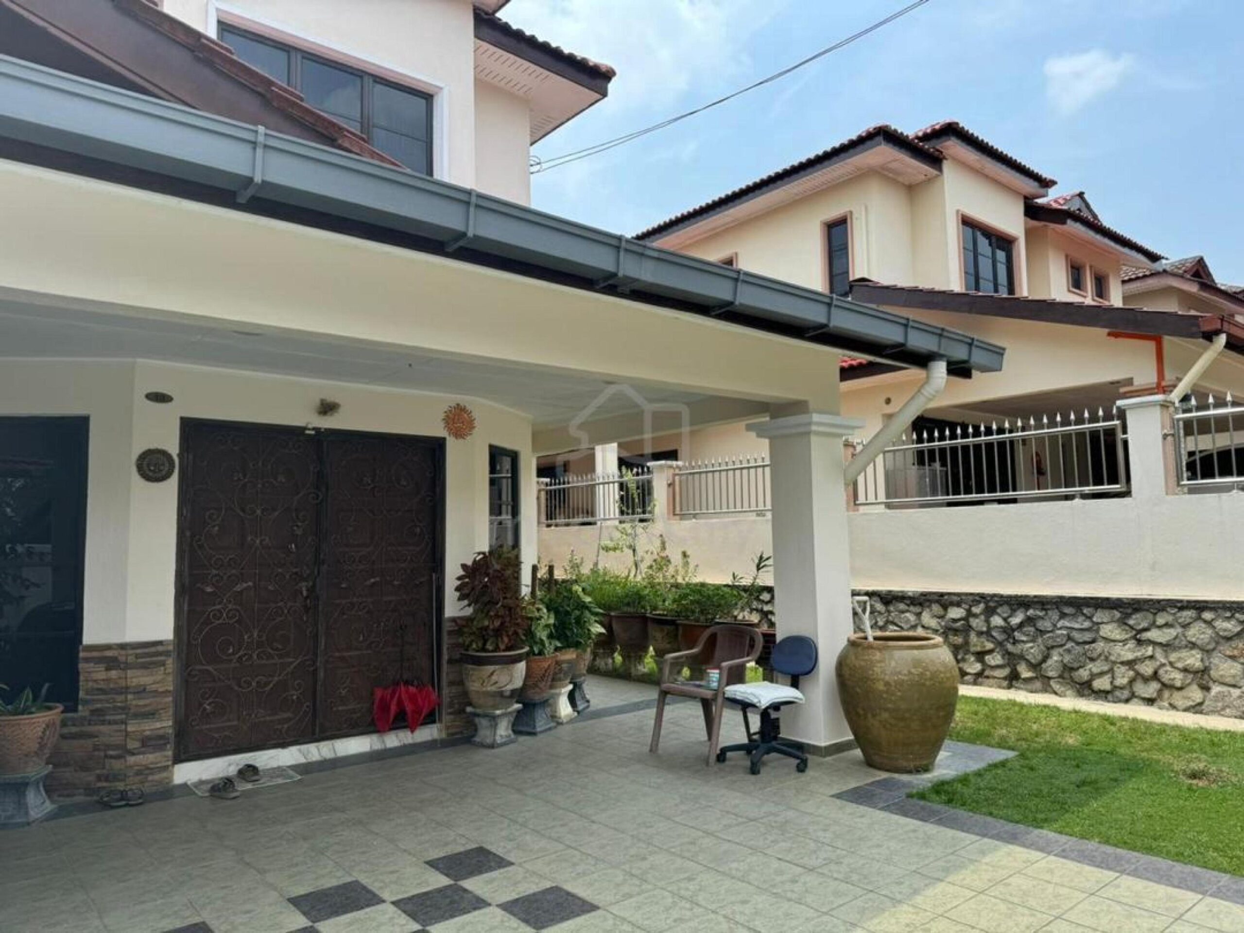 Fully renovated & furnished 2-storey semi-d (40×80) at Bandar Sunway Semenyih for sale. Asking price: RM 900,000 (nego).