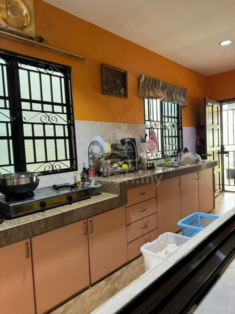 Fully renovated & furnished 2-storey semi-d (40×80) at Bandar Sunway Semenyih for sale. Asking price: RM 900,000 (nego).