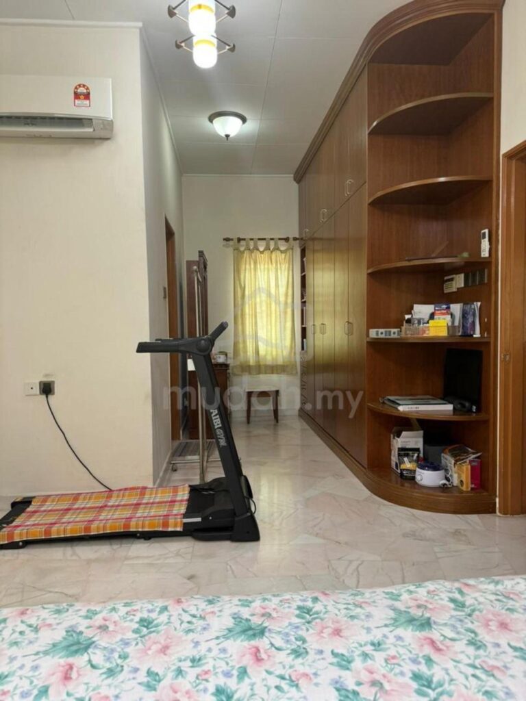 Fully renovated & furnished 2-storey semi-d (40×80) at Bandar Sunway Semenyih for sale. Asking price: RM 900,000 (nego).