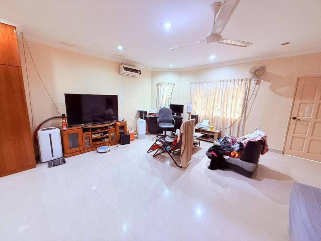 Renovated and well maintained 2-Storey house (20×65) at Taman Sinaran Balokong for sale. Asking price: RM 480,000 (nego).