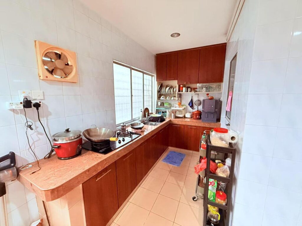 Renovated and well maintained 2-Storey house (20×65) at Taman Sinaran Balokong for sale. Asking price: RM 480,000 (nego).