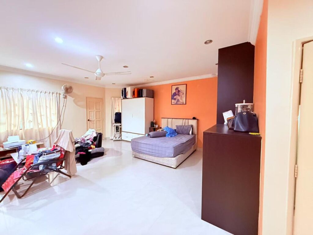 Fully renovated 2-storey house (22×70) for sales at Jalan Suakasih Bandar Tun Hussien Onn Cheras. Asking price: RM 730,000 (nego).