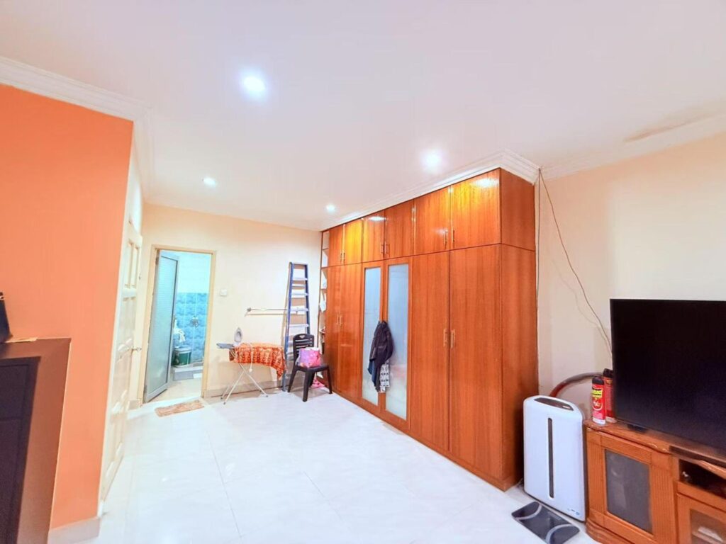 Fully renovated 2-storey house (22×70) for sales at Jalan Suakasih Bandar Tun Hussien Onn Cheras. Asking price: RM 730,000 (nego).
