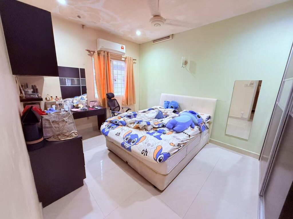 Fully renovated 2-storey house (22×70) for sales at Jalan Suakasih Bandar Tun Hussien Onn Cheras. Asking price: RM 730,000 (nego).