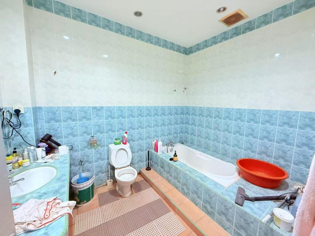 Renovated and well maintained 2-Storey house (20×65) at Taman Sinaran Balokong for sale. Asking price: RM 480,000 (nego).