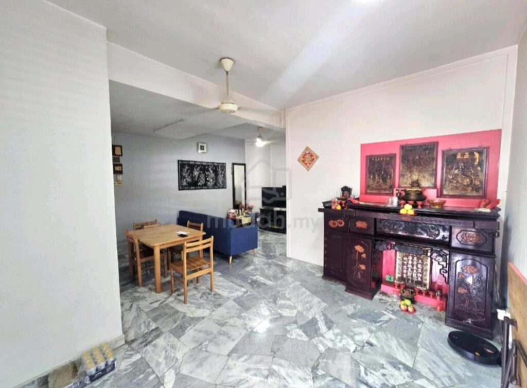 Renovated 2-storey end lot (20×60) at Taman Sri Aman Cheras for sale. Asking price: RM 610,000 (nego)