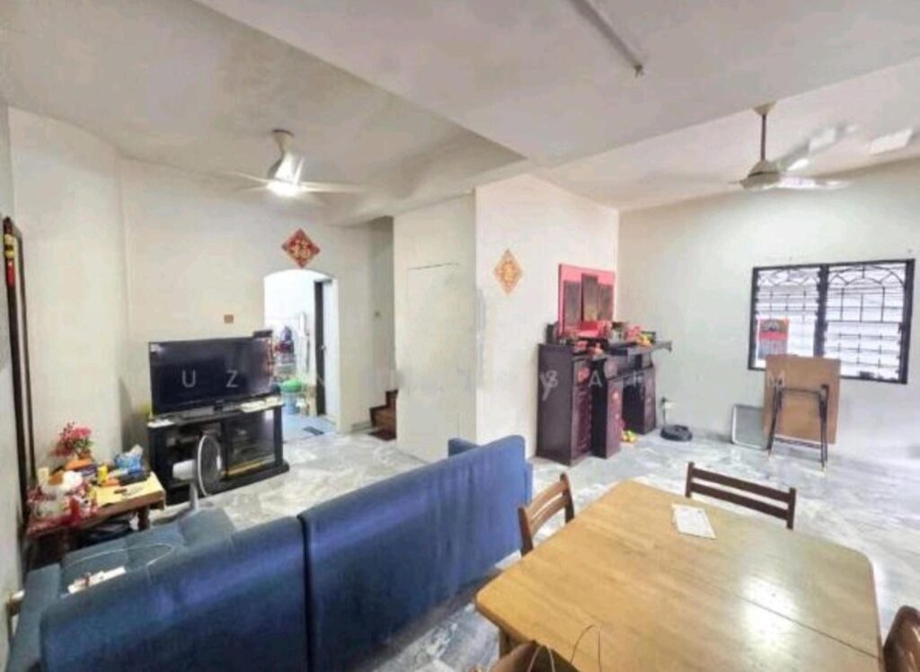 Renovated 2-storey end lot (20×60) at Taman Sri Aman Cheras for sale. Asking price: RM 610,000 (nego)