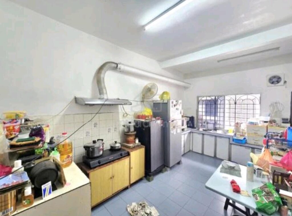 Renovated 2-storey end lot (20×60) at Taman Sri Aman Cheras for sale. Asking price: RM 610,000 (nego)