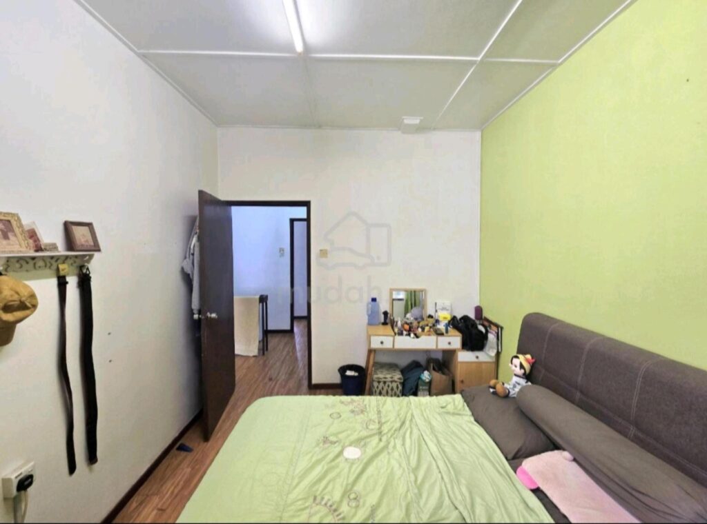 Renovated 2-storey end lot (20×60) at Taman Sri Aman Cheras for sale. Asking price: RM 610,000 (nego)