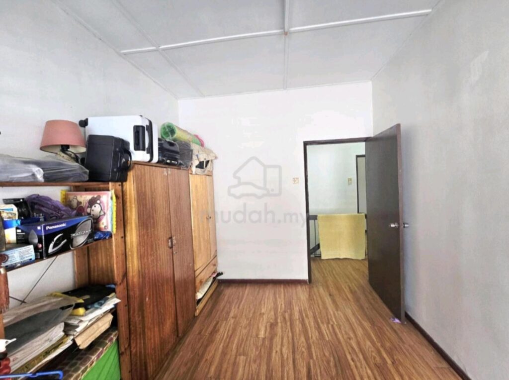 Renovated 2-storey end lot (20×60) at Taman Sri Aman Cheras for sale. Asking price: RM 610,000 (nego)