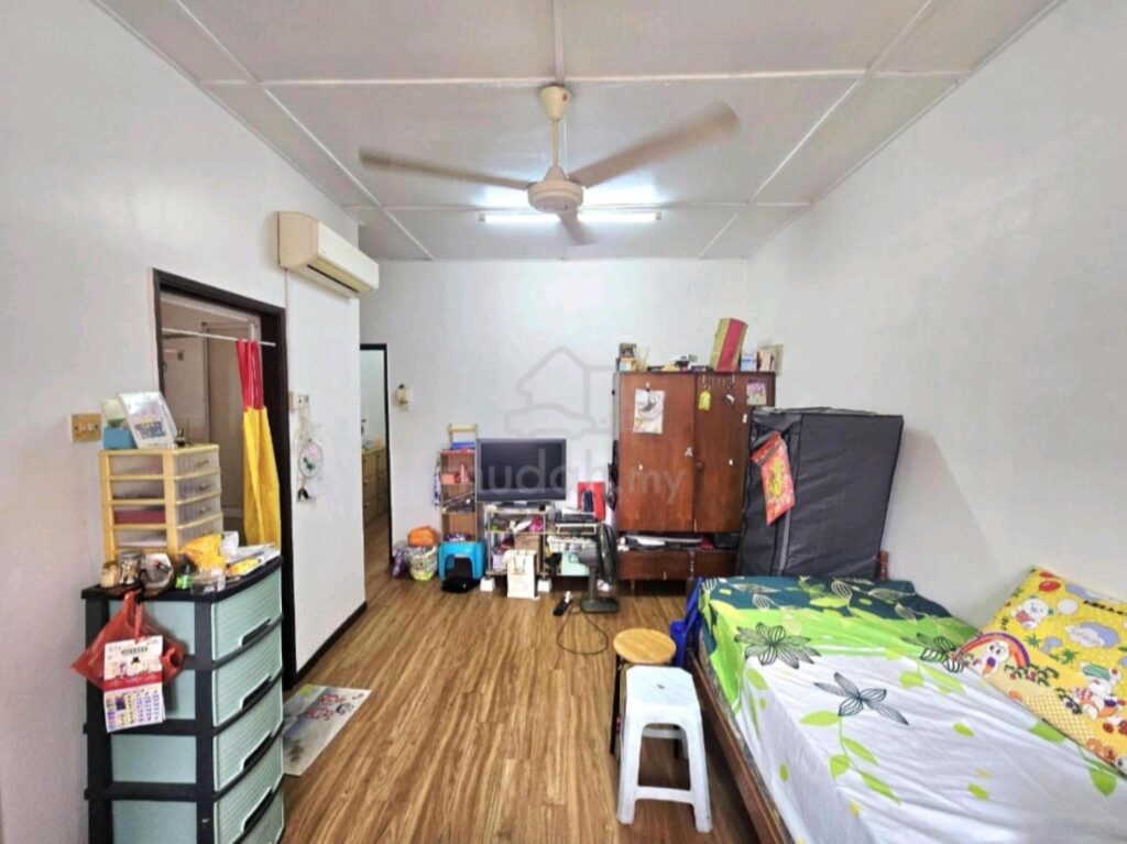 Renovated 2-storey end lot (20×60) at Taman Sri Aman Cheras for sale. Asking price: RM 610,000 (nego)