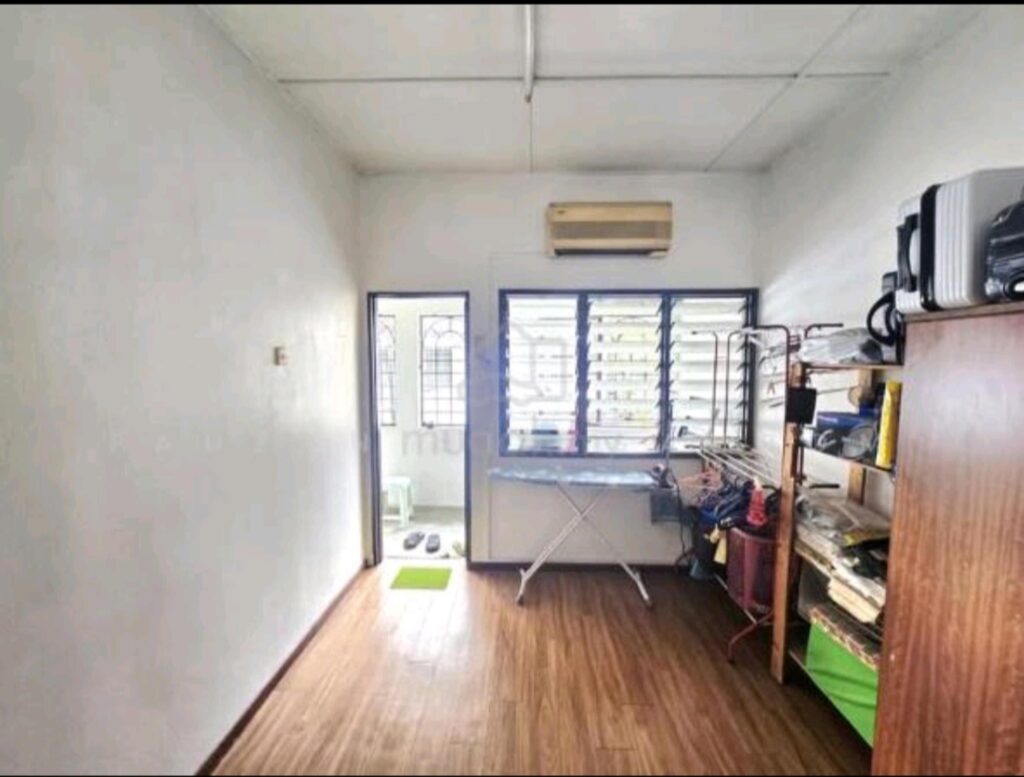 Renovated 2-storey end lot (20×60) at Taman Sri Aman Cheras for sale. Asking price: RM 610,000 (nego)