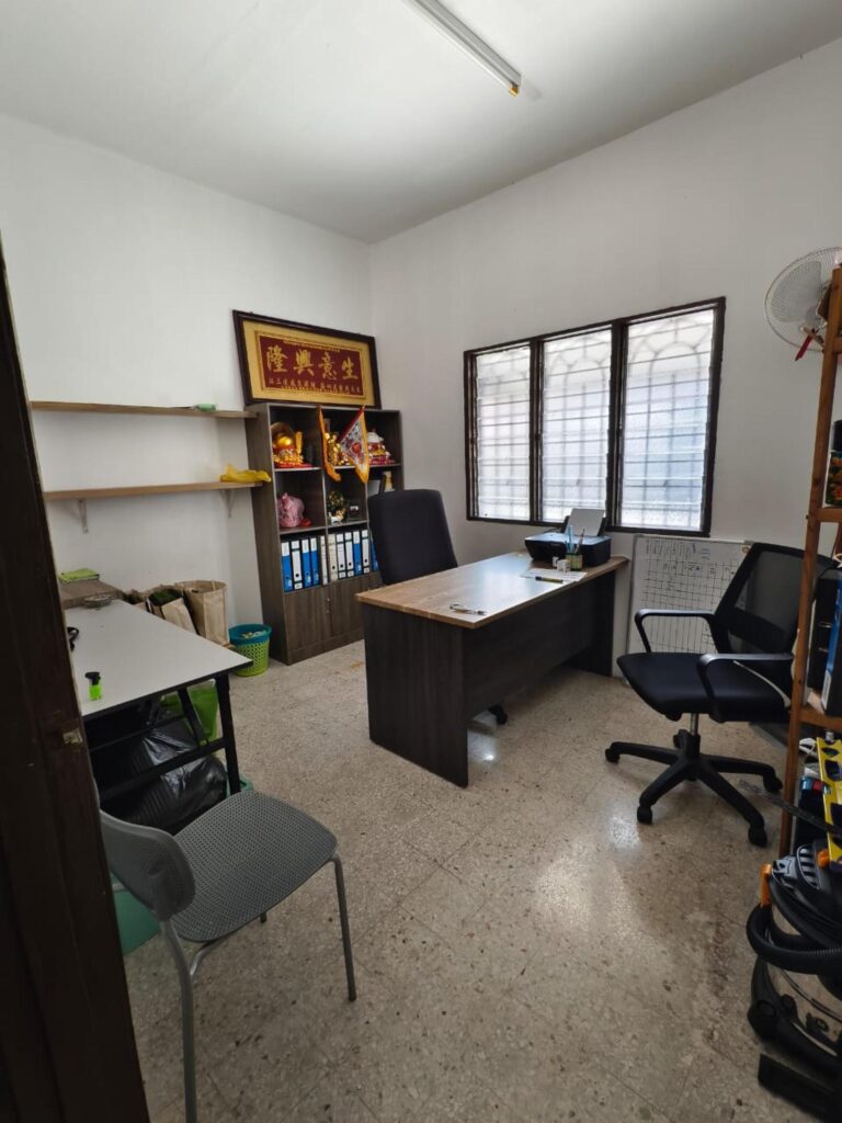 Renovated 2-storey end lot (20×60) at Taman Sri Aman Cheras for sale. Asking price: RM 610,000 (nego)
