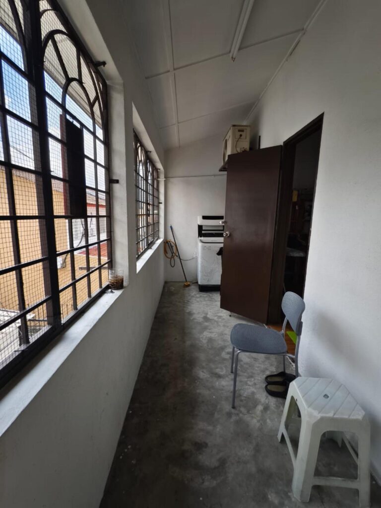 Renovated 2-storey end lot (20×60) at Taman Sri Aman Cheras for sale. Asking price: RM 610,000 (nego)