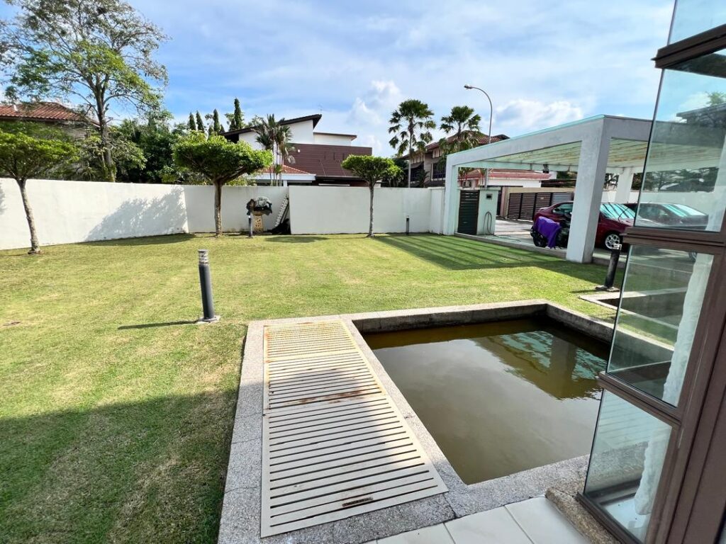 Large corner unit 2-storey bungalow at Banyan Close (11,119 ft2). Price: RM 2.7M (nego)