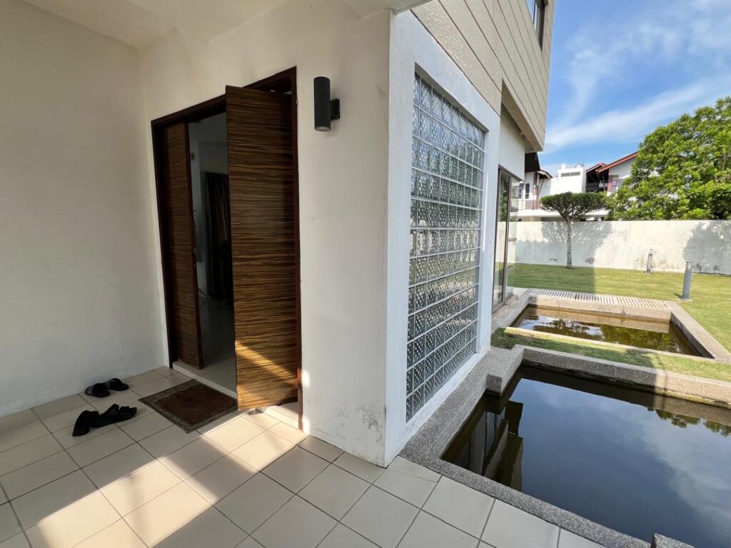 Large corner unit 2-storey bungalow at Banyan Close (11,119 ft2). Price: RM 2.7M (nego)