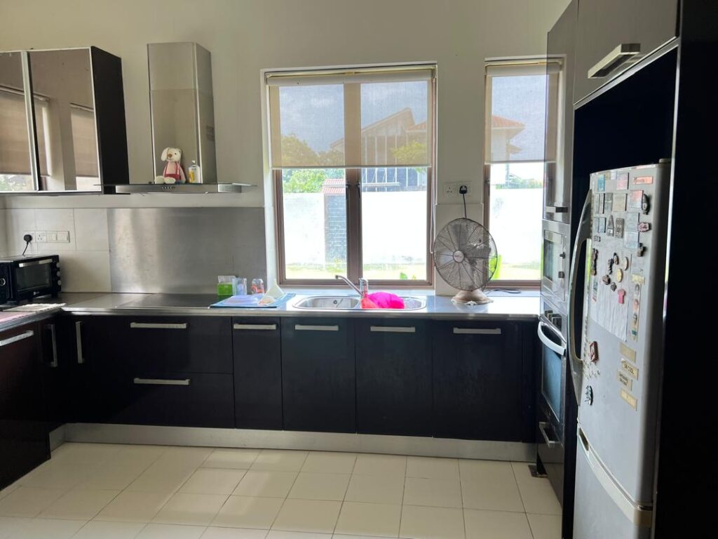 Large corner unit 2-storey bungalow at Banyan Close (11,119 ft2). Price: RM 2.7M (nego)