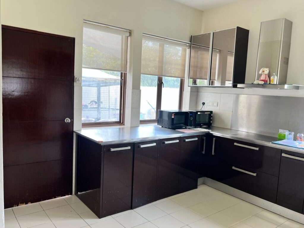 Large corner unit 2-storey bungalow at Banyan Close (11,119 ft2). Price: RM 2.7M (nego)
