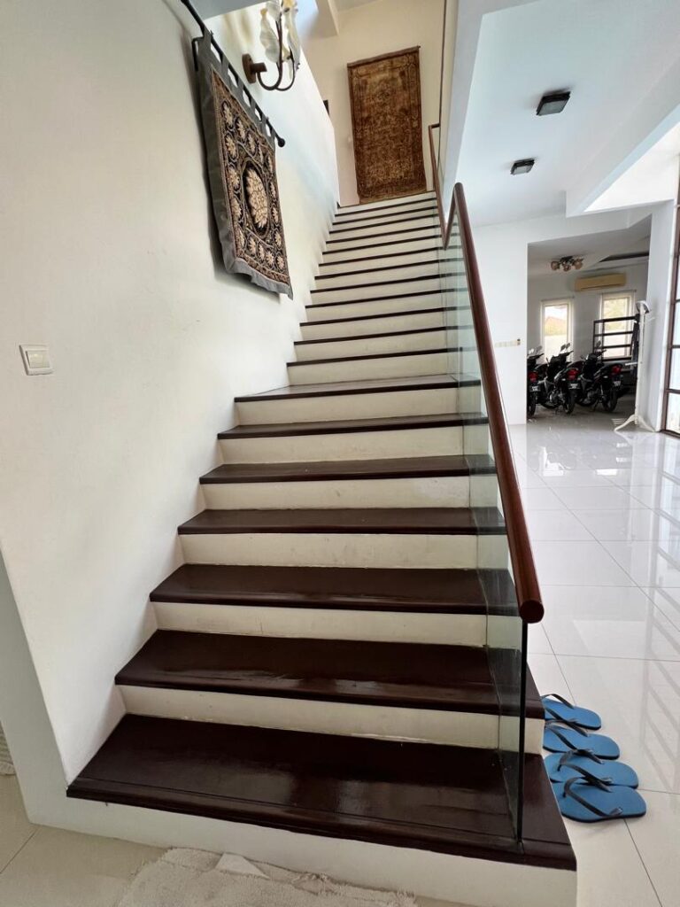 Large corner unit 2-storey bungalow at Banyan Close (11,119 ft2). Price: RM 2.7M (nego)