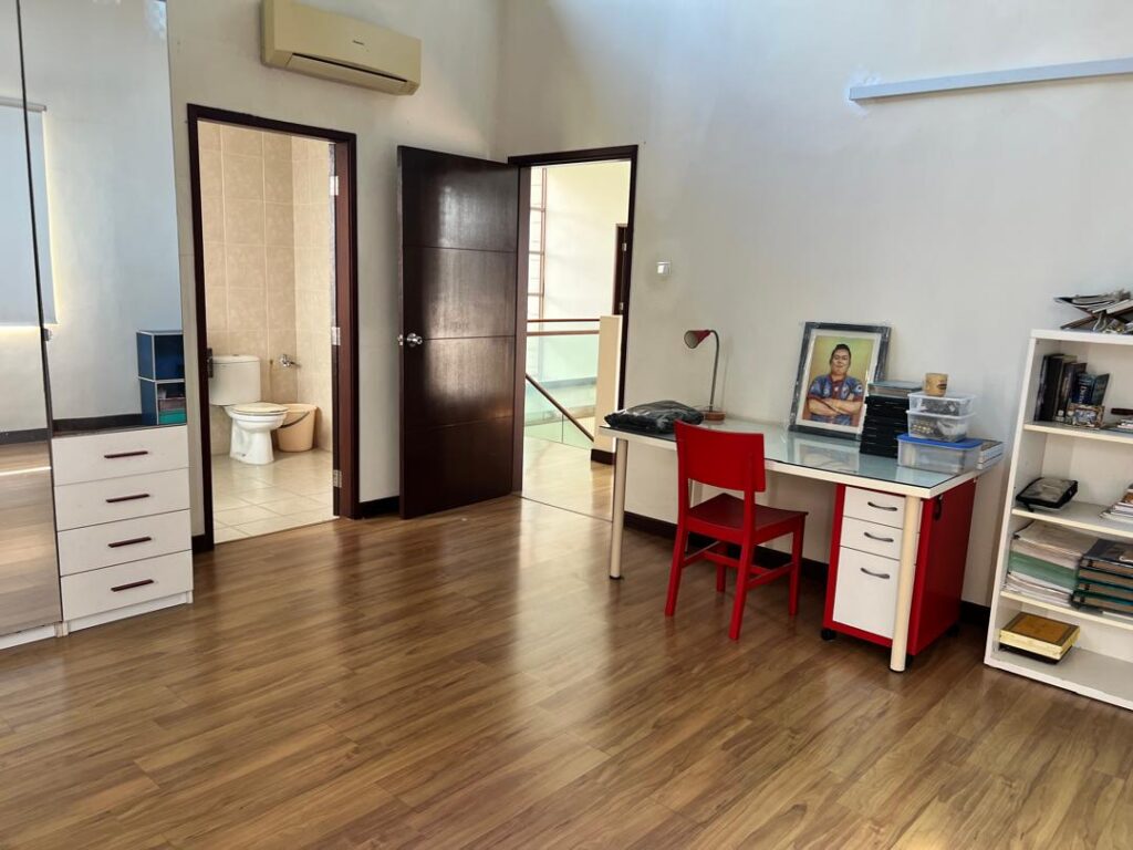 Large corner unit 2-storey bungalow at Banyan Close (11,119 ft2). Price: RM 2.7M (nego)