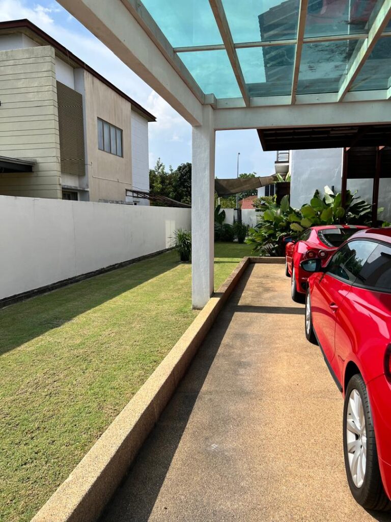 Large corner unit 2-storey bungalow at Banyan Close (11,119 ft2). Price: RM 2.7M (nego)
