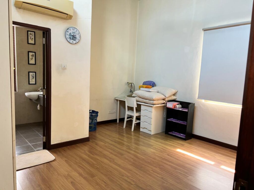 Large corner unit 2-storey bungalow at Banyan Close (11,119 ft2). Price: RM 2.7M (nego)