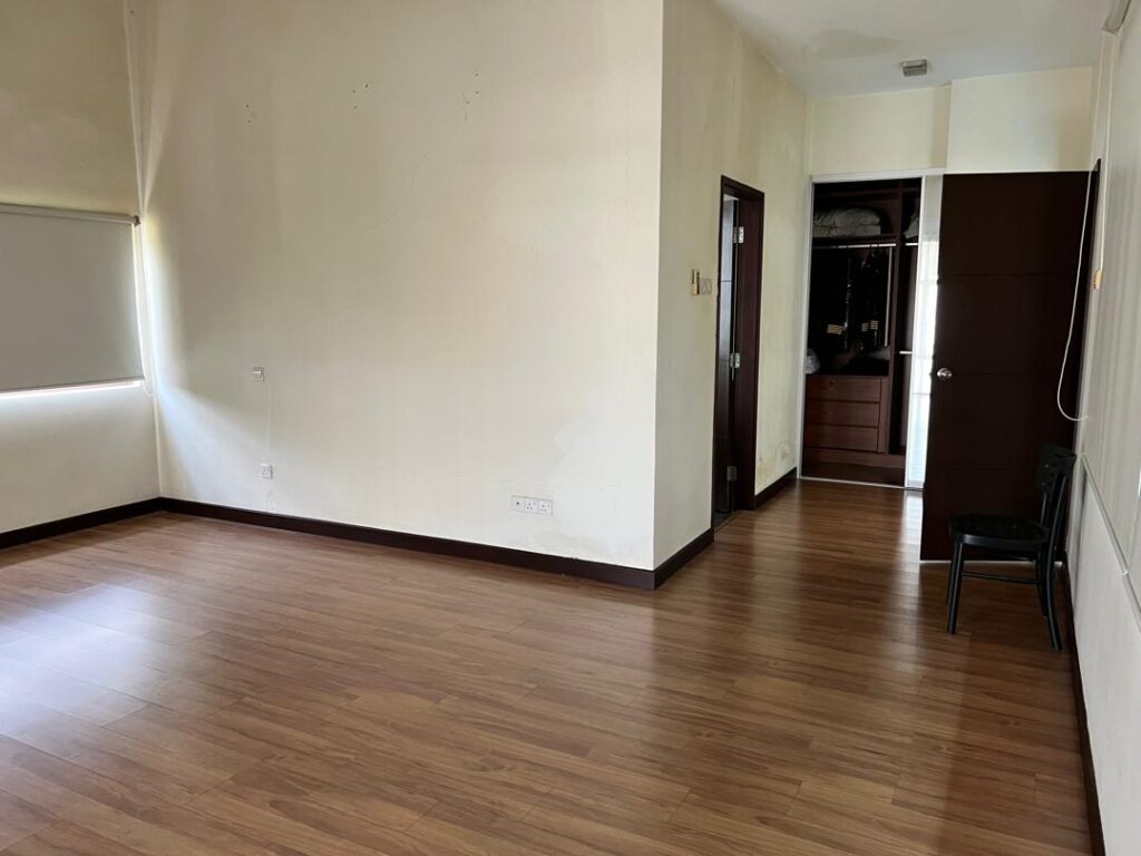 Large corner unit 2-storey bungalow at Banyan Close (11,119 ft2). Price: RM 2.7M (nego)