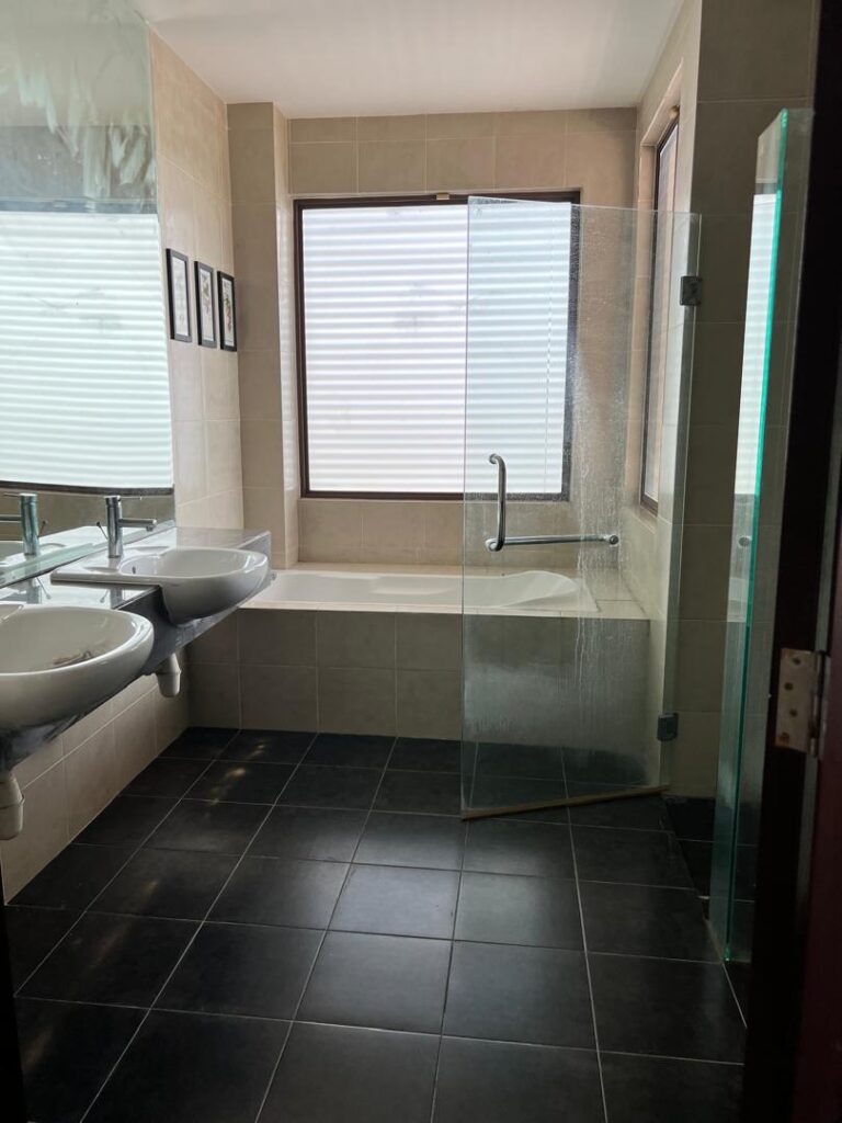 Large corner unit 2-storey bungalow at Banyan Close (11,119 ft2). Price: RM 2.7M (nego)