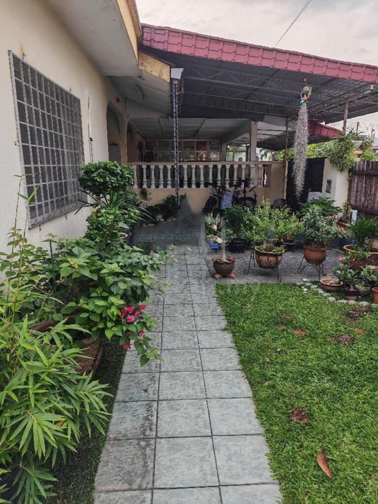 Corner lot house | Taman Berlian Kajang | Price: RM 750K (nego)